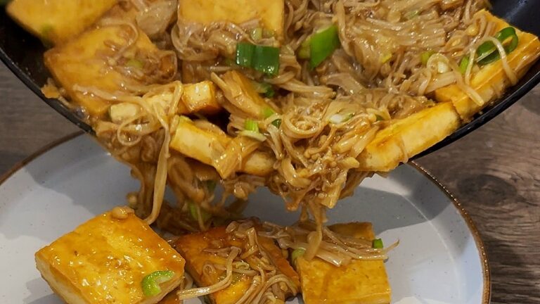 Stir-fried Enoki Mushrooms With Tofu — 金針菇炒豆腐